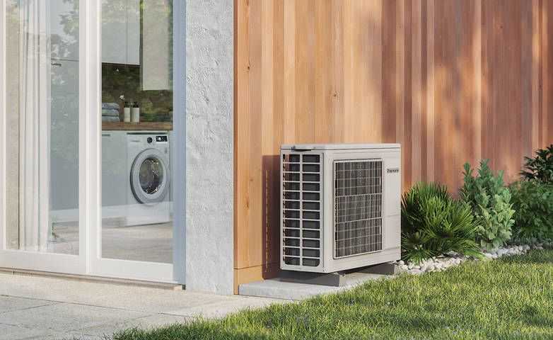 Pompe à chaleur air-eau installée à l'extérieur d'une maison individuelle