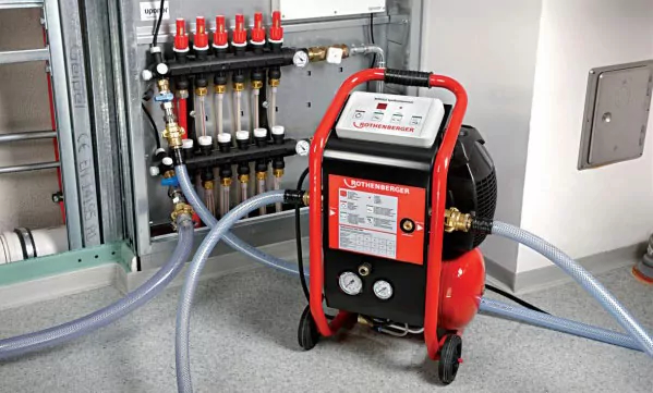 Machine de désembouage en action sur un circuit de chauffage collectif