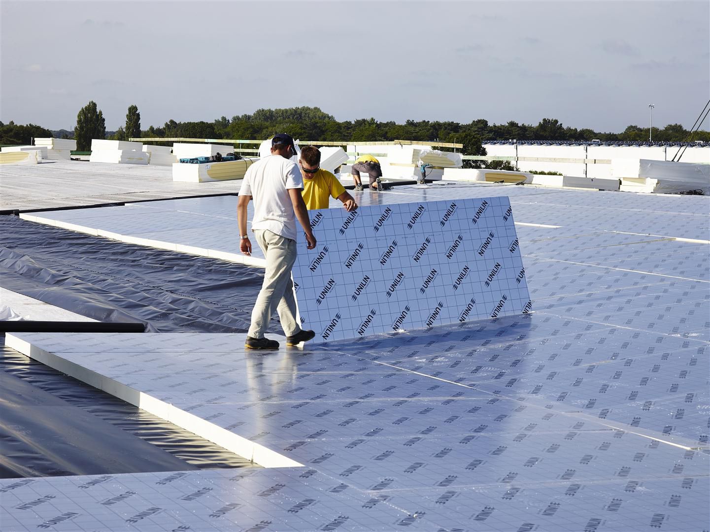 Isolation d'une toiture commerciale par l'extérieur