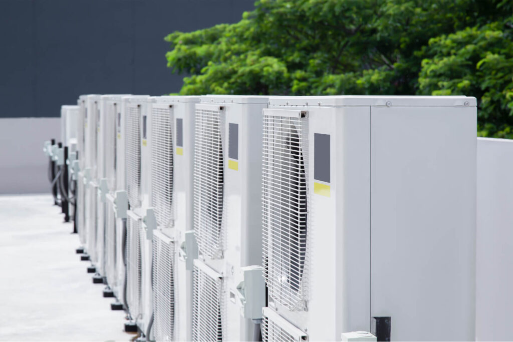 Installation d'une pompe à chaleur pour usage tertiaire sur le toit d'un bâtiment professionnel