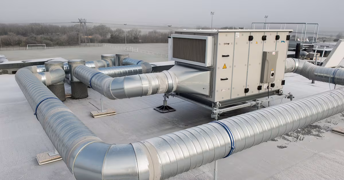 Centrale de traitement d'air VMC installée dans une gaine technique